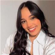 Profesora de ciencias que imparte clases a estudiantes de todas las edades